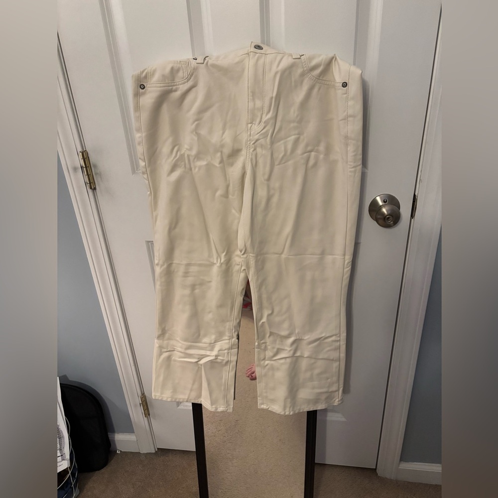American Eagle White Crop Pants